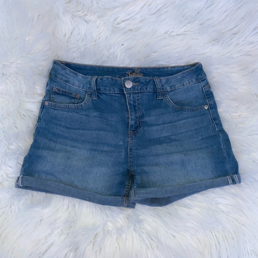 Mid waisted denim shorts tight fitting